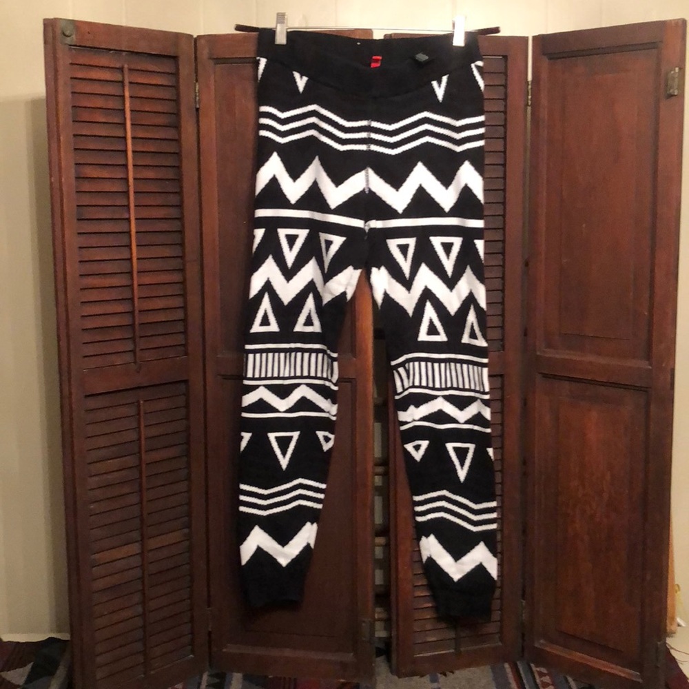 💕🌺FREE WITH ANY PURCHASE Divided knit leggings